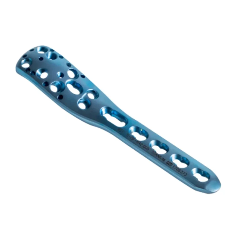 Especificación Detalle Placa Placa de Bloqueo Philos para Húmero Proximal 3.5 Estándar Titanio Indicaciones Fracturas, fracturas-luxaciones, osteotomías y pseudoartrosis del húmero proximal, particularmente en hueso osteopénico. Indicada en fracturas de 2, 3 y 4 fragmentos. En fracturas extensas se recomienda uso de Filos largo. Diseño Adaptada anatómicamente al húmero proximal Orificios en cabeza Admiten tornillos de bloqueo de seguridad Ø 3.5 mm – autorroscantes Orificios en cuerpo Admiten tornillos corticales Ø 3.5 mm – autorroscantes y tornillos de bloqueo de seguridad Ø 3.5 mm – autorroscantes